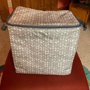 Set of 2 insulated Thirty One bags. Gray and beige with gray trim.